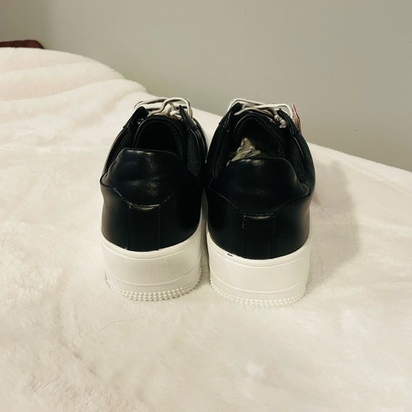 NWT Juicy Couture size 9.5 in women’s black and white tennis shoe - Picture 6 of 7